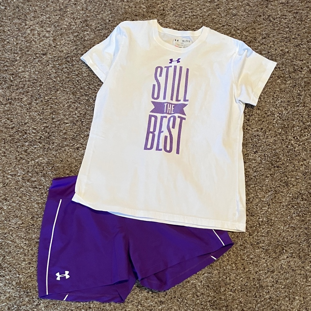 Under Armour girls tee and shorts set
Sz YXL